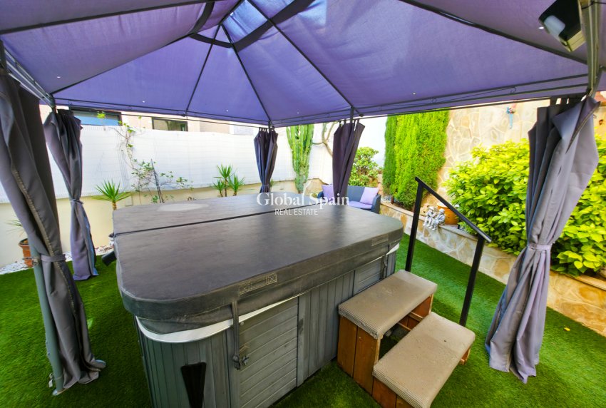 Resale - VILLA -
VILLAMARTÍN - Costa Blanca