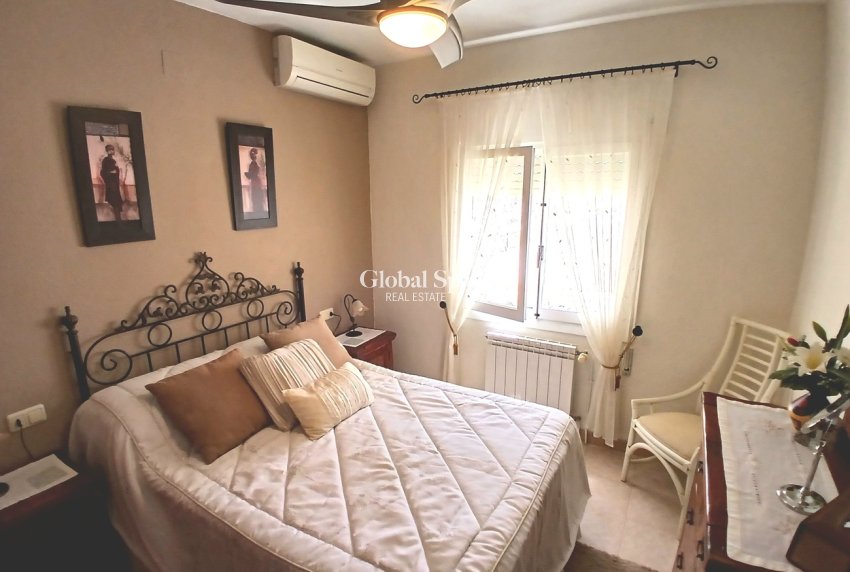 Resale - VILLA -
VILLAMARTÍN - Costa Blanca