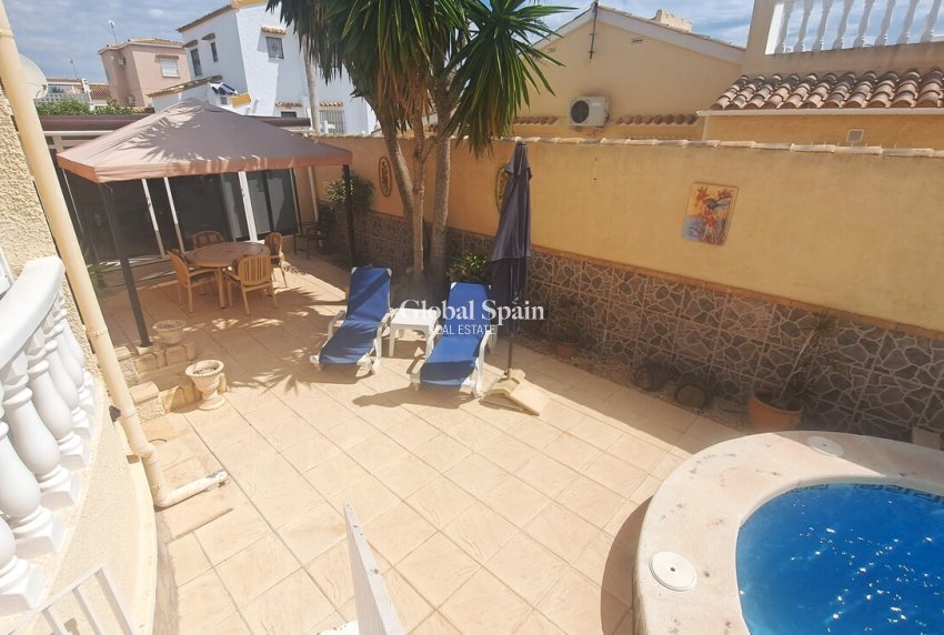 Resale - VILLA -
VILLAMARTÍN - Costa Blanca