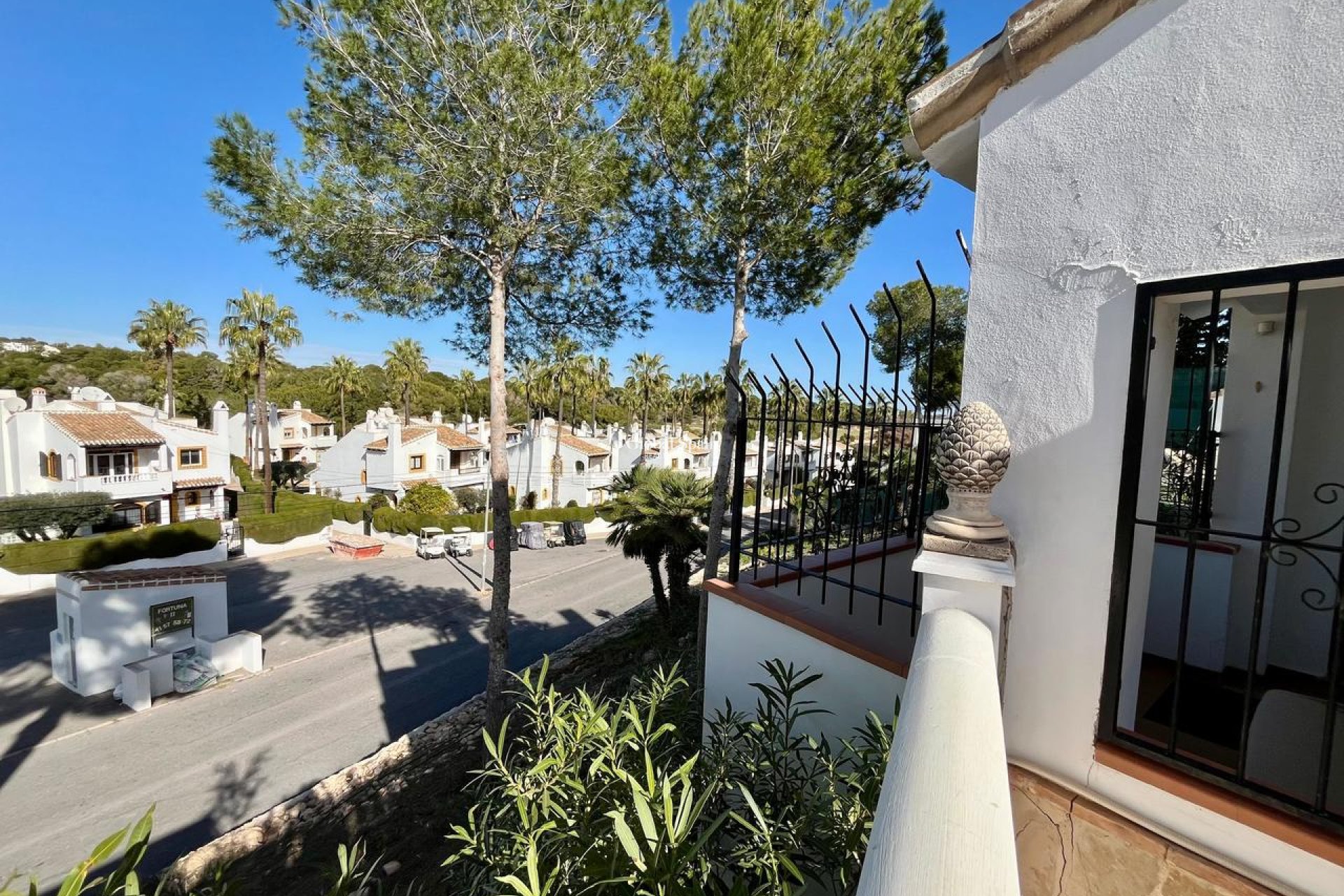 Resale - VILLA -
VILLAMARTÍN - Costa Blanca