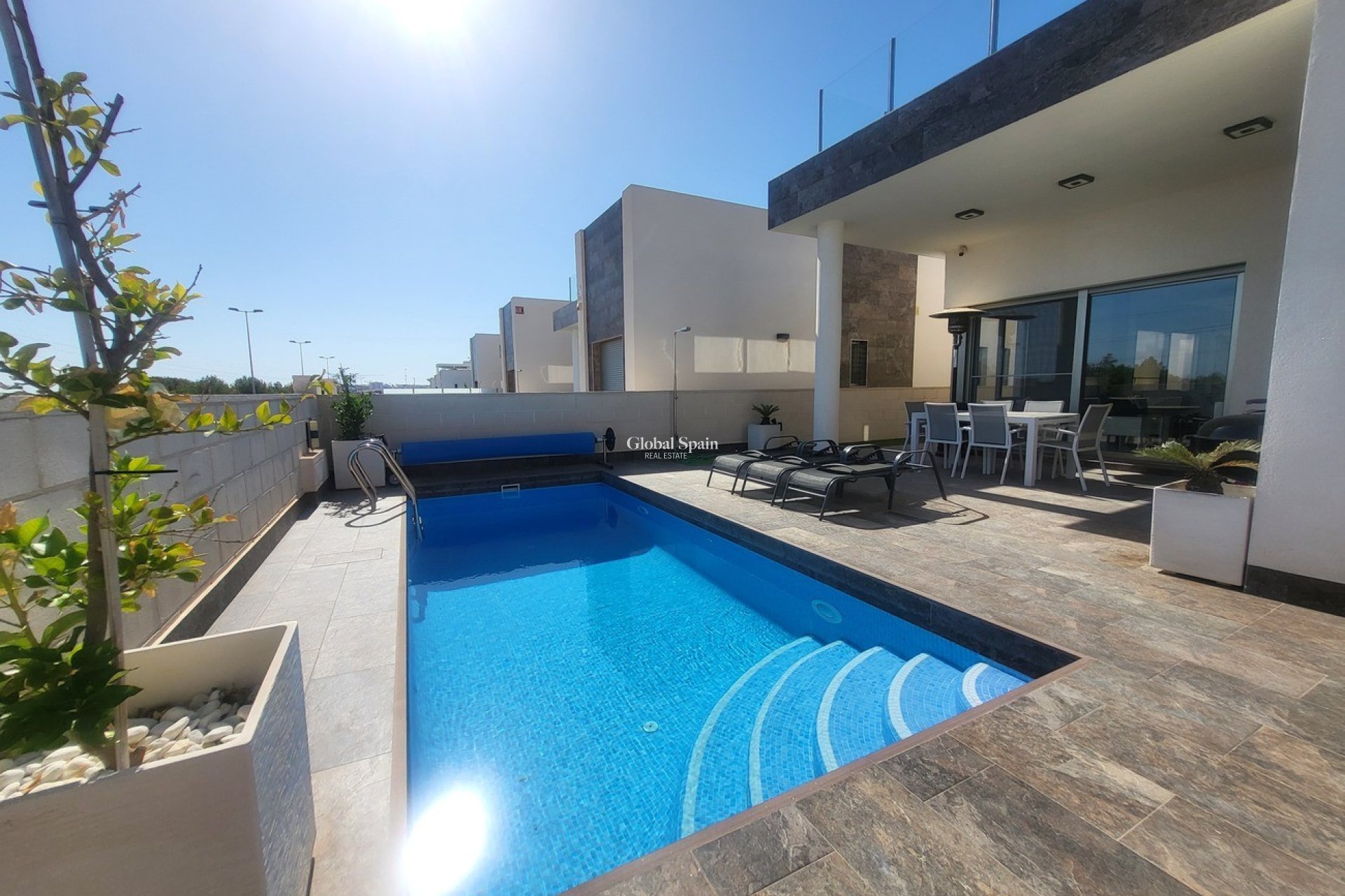 Resale - VILLA -
VILLAMARTÍN - Costa Blanca