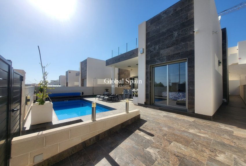 Resale - VILLA -
VILLAMARTÍN - Costa Blanca