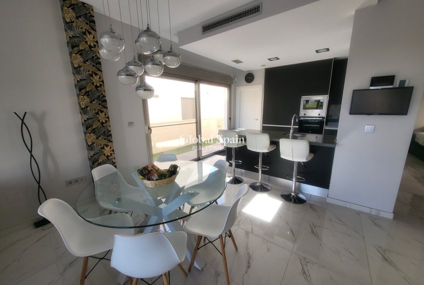 Resale - VILLA -
VILLAMARTÍN - Costa Blanca