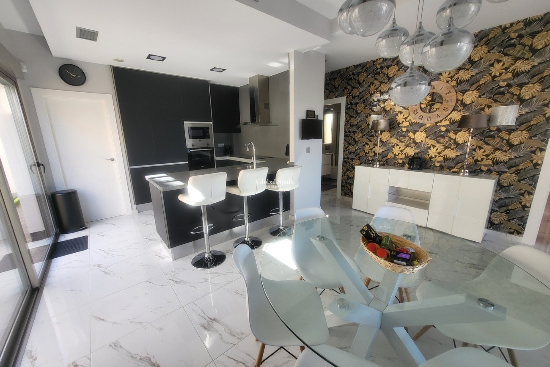 Resale - VILLA -
VILLAMARTÍN - Costa Blanca