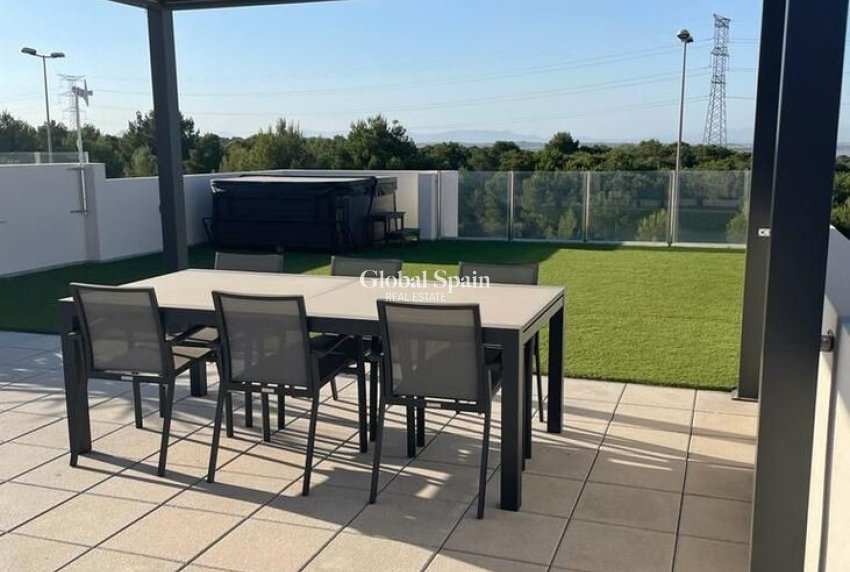Resale - VILLA -
VILLAMARTÍN - Costa Blanca