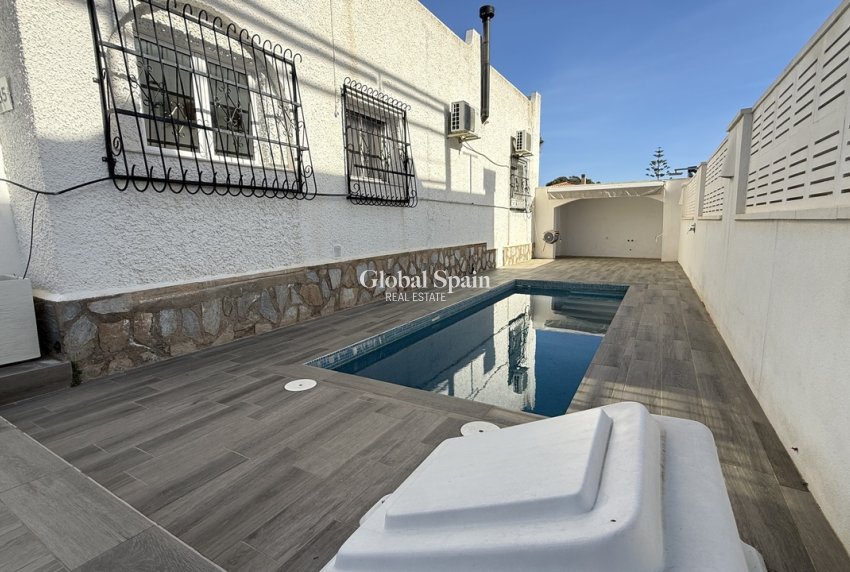 Resale - VILLA -
VILLAMARTÍN - Costa Blanca