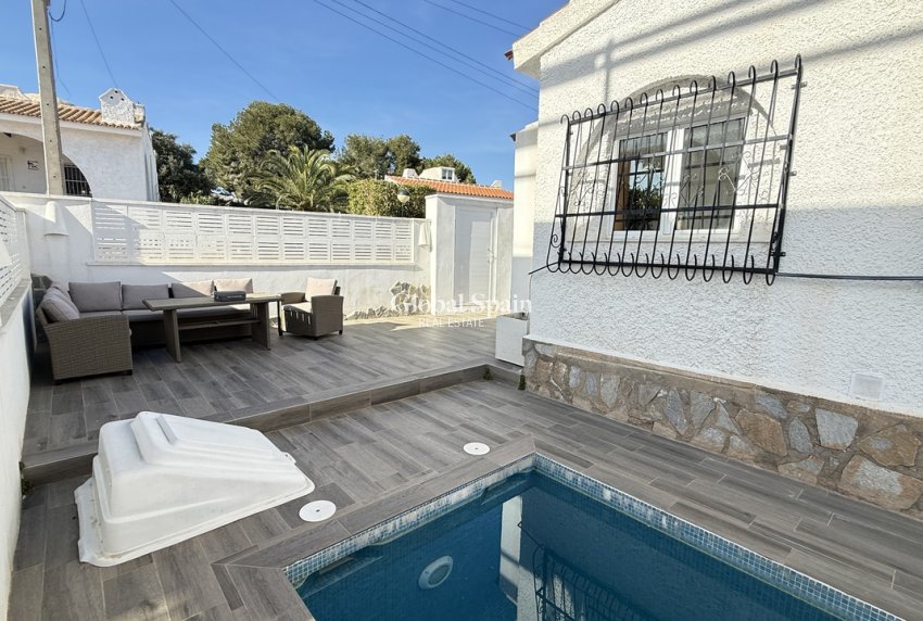 Resale - VILLA -
VILLAMARTÍN - Costa Blanca