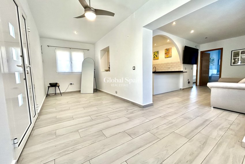 Resale - VILLA -
VILLAMARTÍN - Costa Blanca