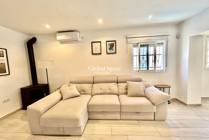Resale - VILLA -
VILLAMARTÍN - Costa Blanca