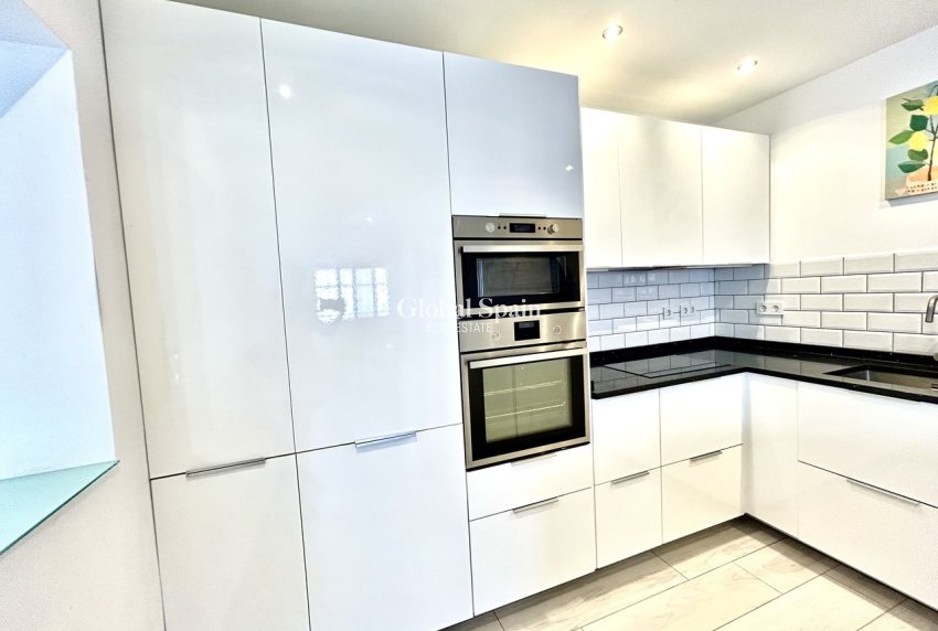 Resale - VILLA -
VILLAMARTÍN - Costa Blanca