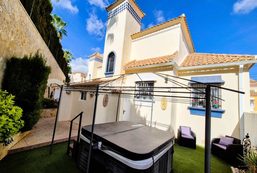 Resale - VILLA -
VILLAMARTÍN - Costa Blanca