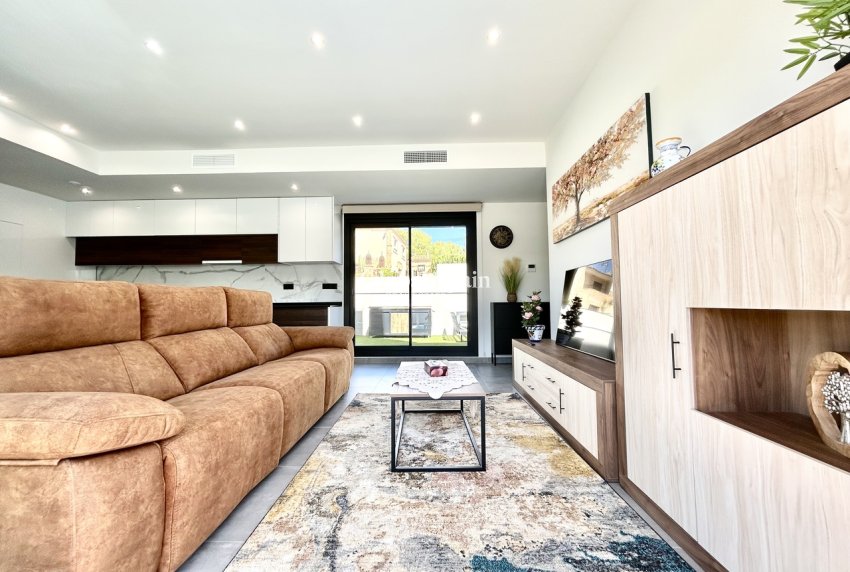 Resale - VILLA -
VILLAMARTÍN - Costa Blanca