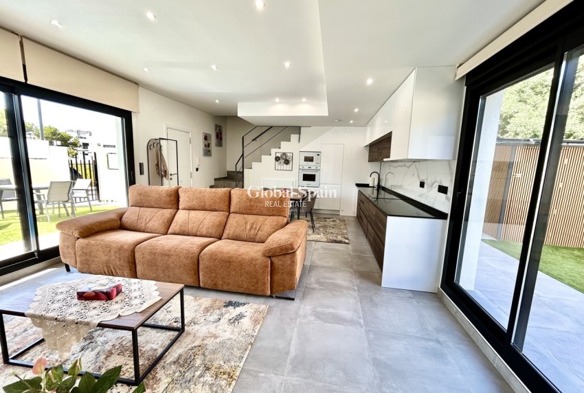 Resale - VILLA -
VILLAMARTÍN - Costa Blanca