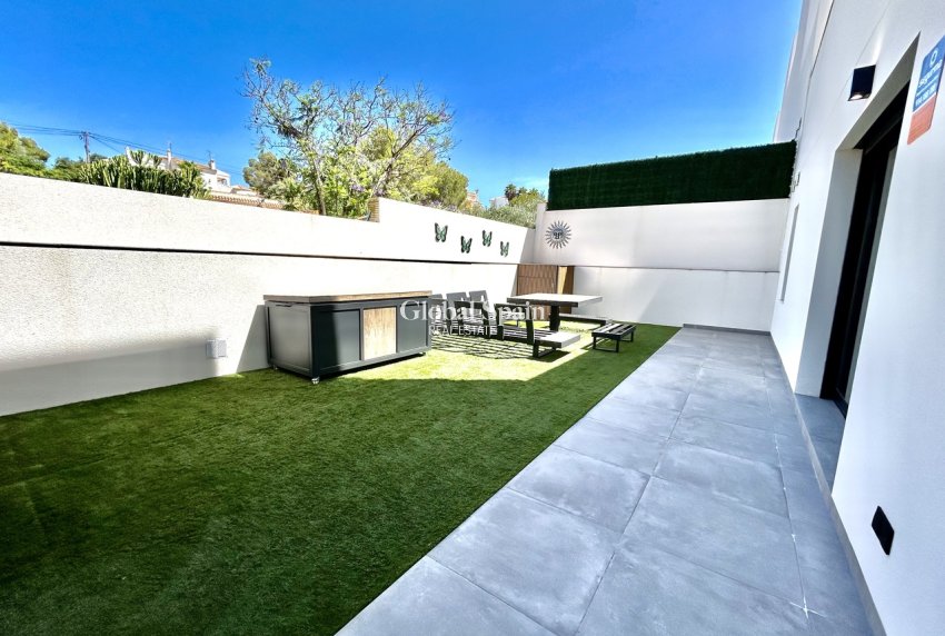 Resale - VILLA -
VILLAMARTÍN - Costa Blanca