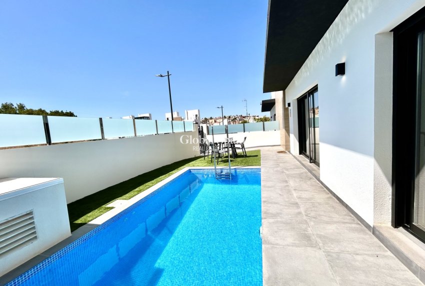 Resale - VILLA -
VILLAMARTÍN - Costa Blanca