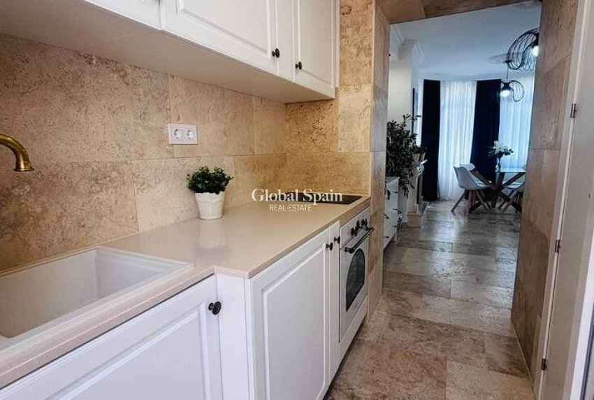 Resale - VILLA -
VILLAMARTÍN - Costa Blanca
