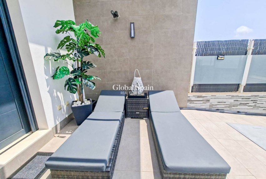 Resale - VILLA -
VILLAMARTÍN - Costa Blanca