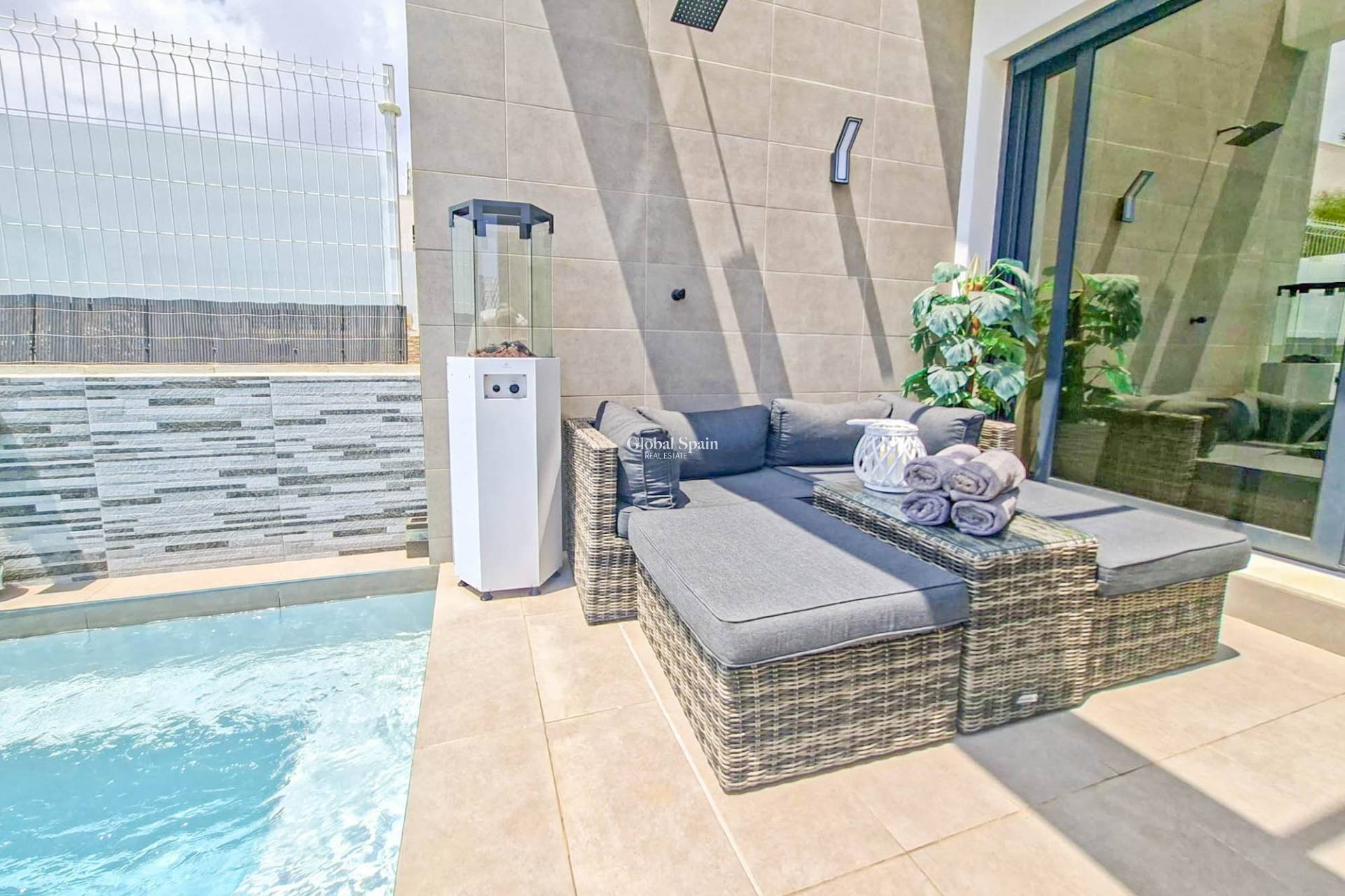 Resale - VILLA -
VILLAMARTÍN - Costa Blanca