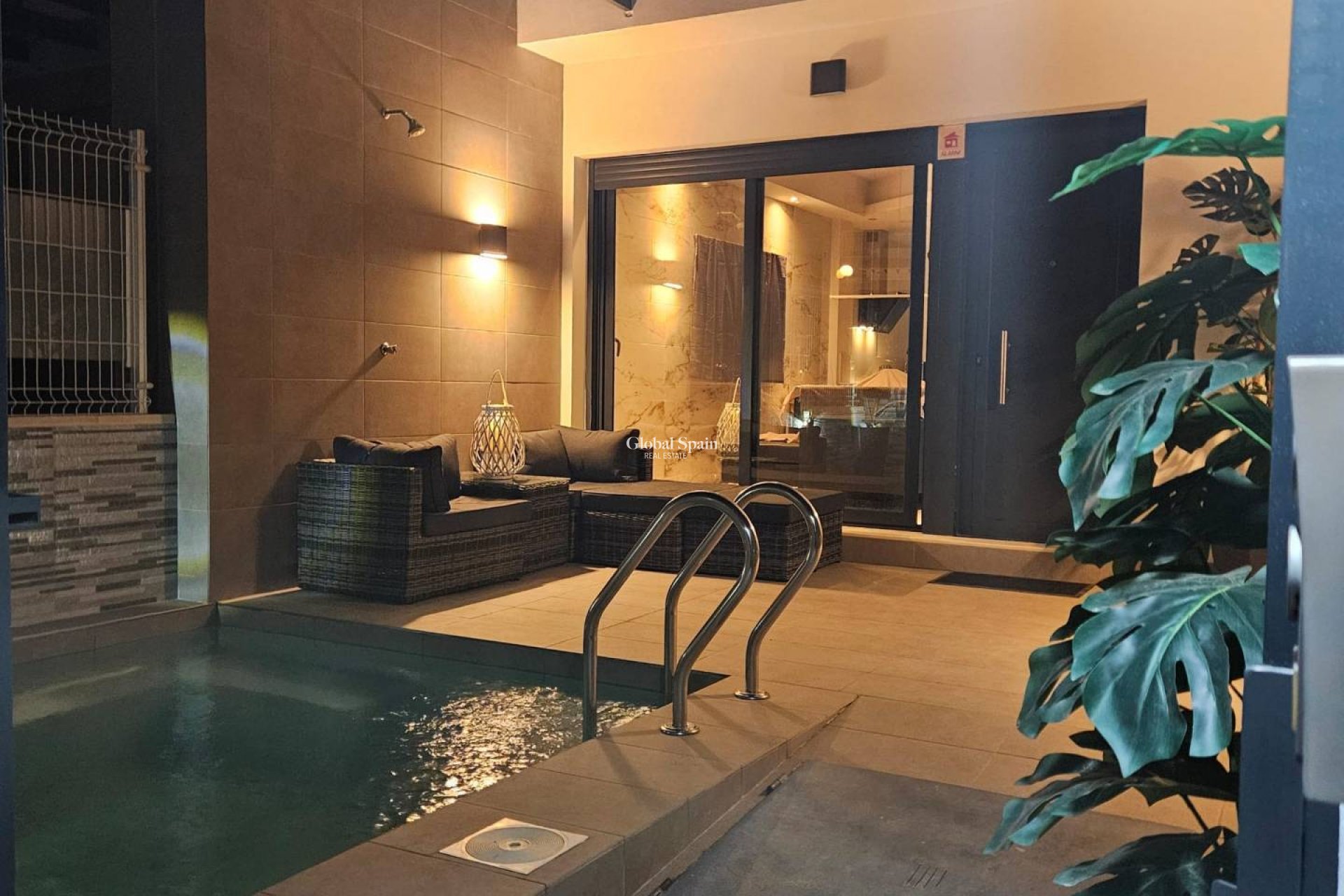 Resale - VILLA -
VILLAMARTÍN - Costa Blanca