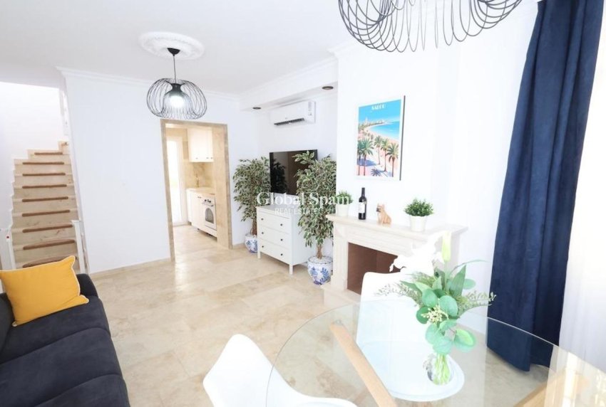 Resale - VILLA -
VILLAMARTÍN - Costa Blanca