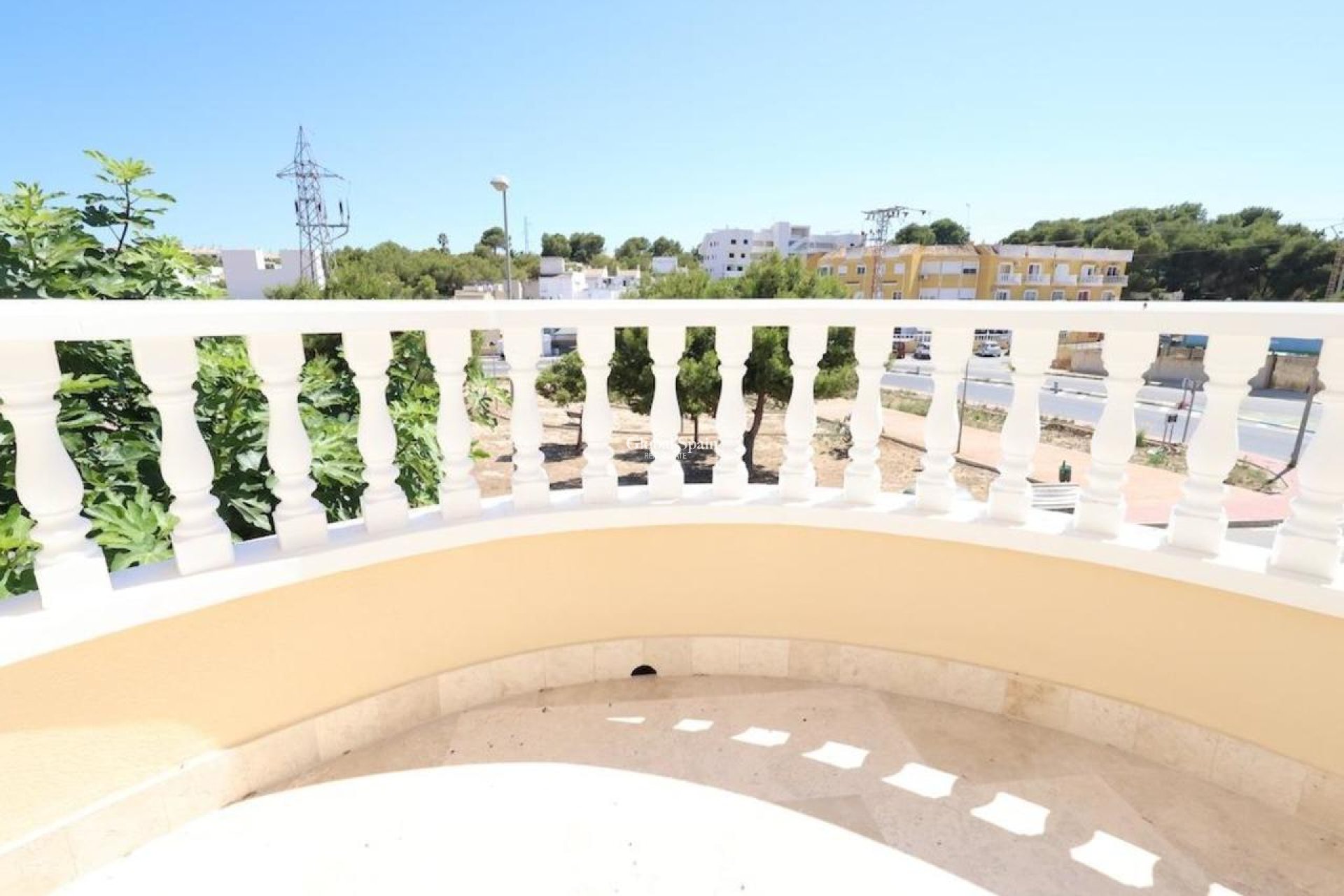 Resale - VILLA -
VILLAMARTÍN - Costa Blanca