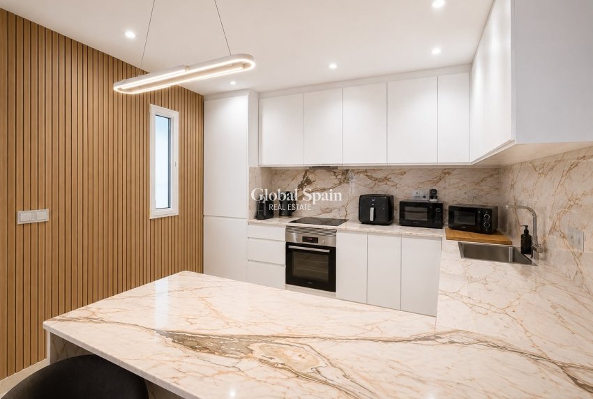 Resale - VILLA -
VILLAMARTÍN - Costa Blanca