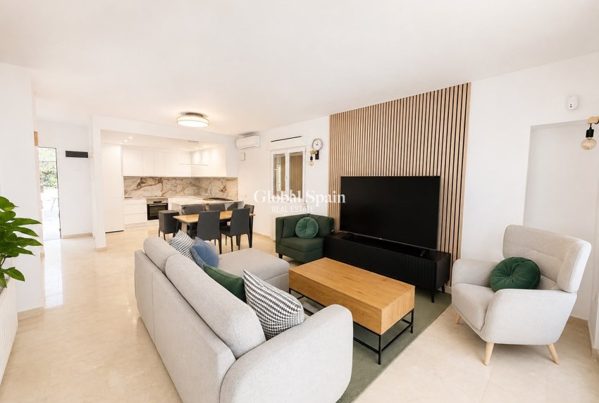 Resale - VILLA -
VILLAMARTÍN - Costa Blanca