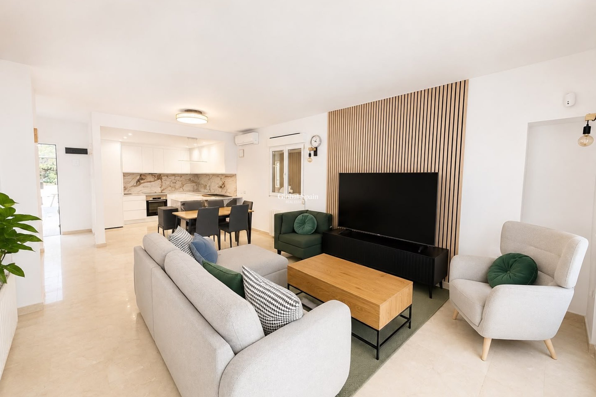 Resale - VILLA -
VILLAMARTÍN - Costa Blanca