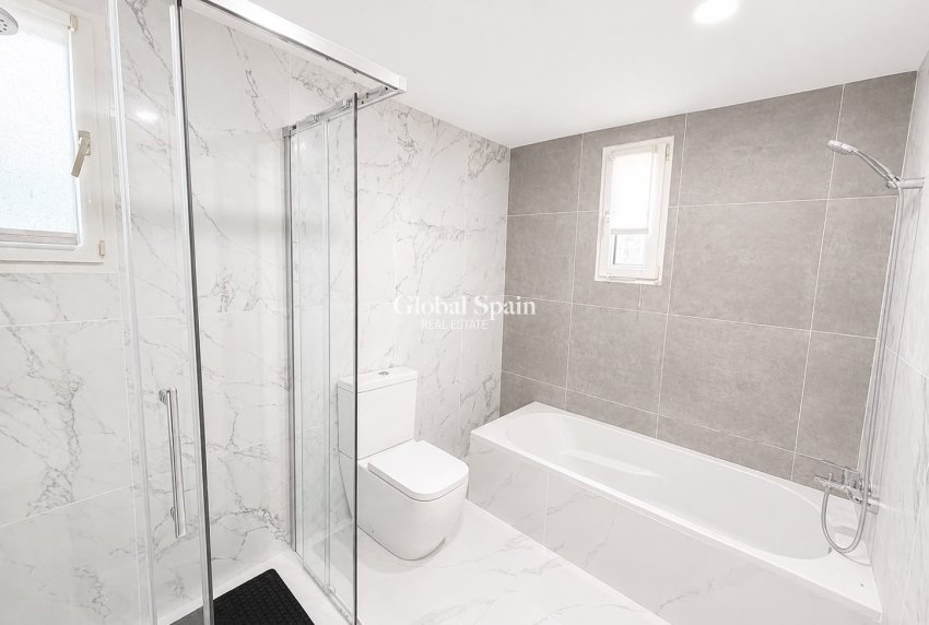 Resale - VILLA -
VILLAMARTÍN - Costa Blanca