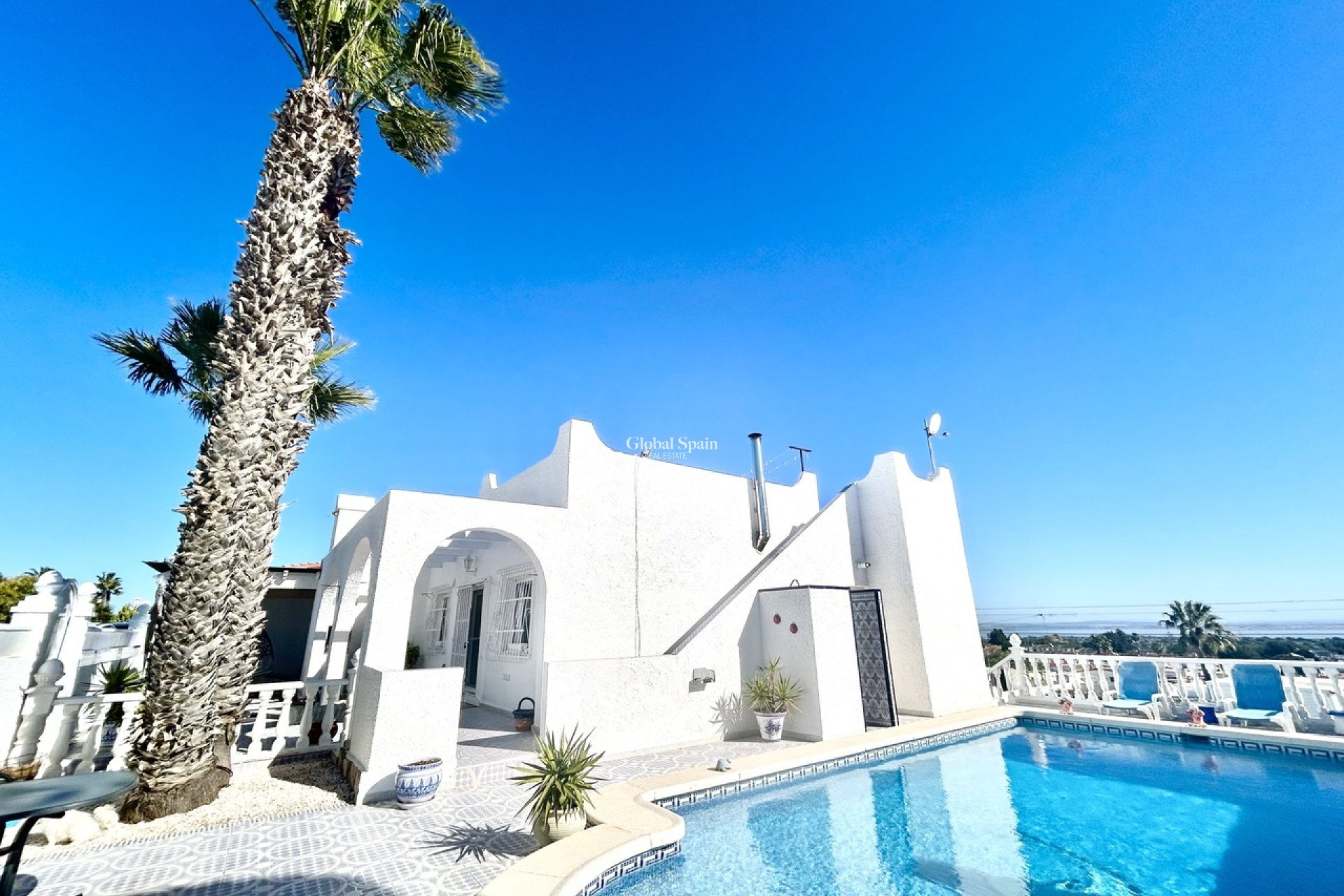Resale - VILLA -
VILLAMARTÍN - Costa Blanca