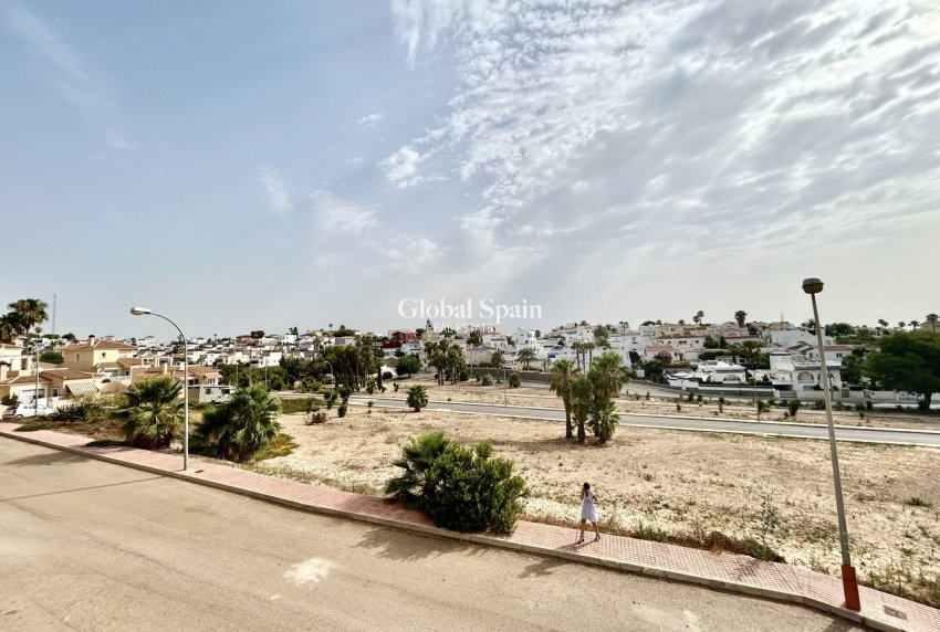 Resale - VILLA -
VILLAMARTÍN - Costa Blanca