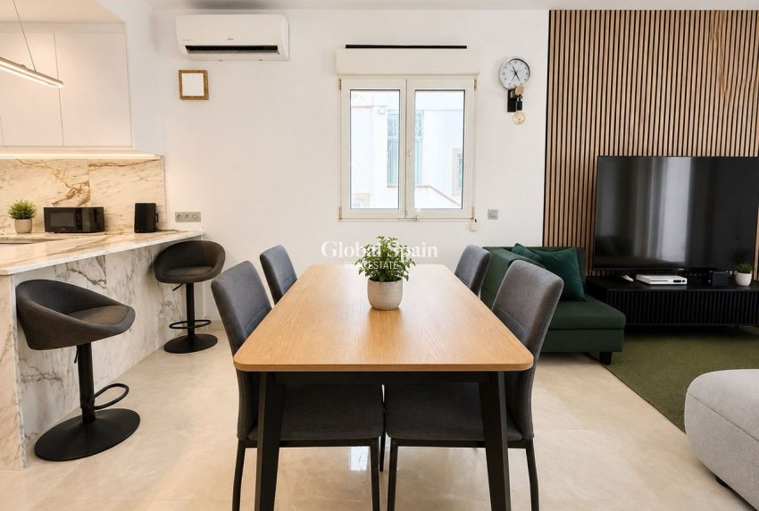 Resale - VILLA -
VILLAMARTÍN - Costa Blanca