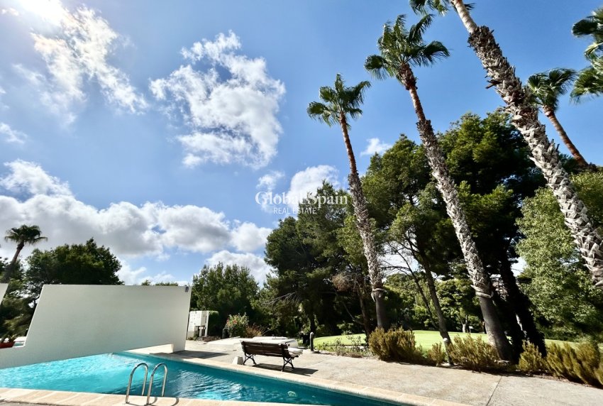 Resale - VILLA -
VILLAMARTÍN - Costa Blanca