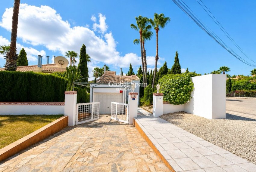 Resale - VILLA -
VILLAMARTÍN - Costa Blanca
