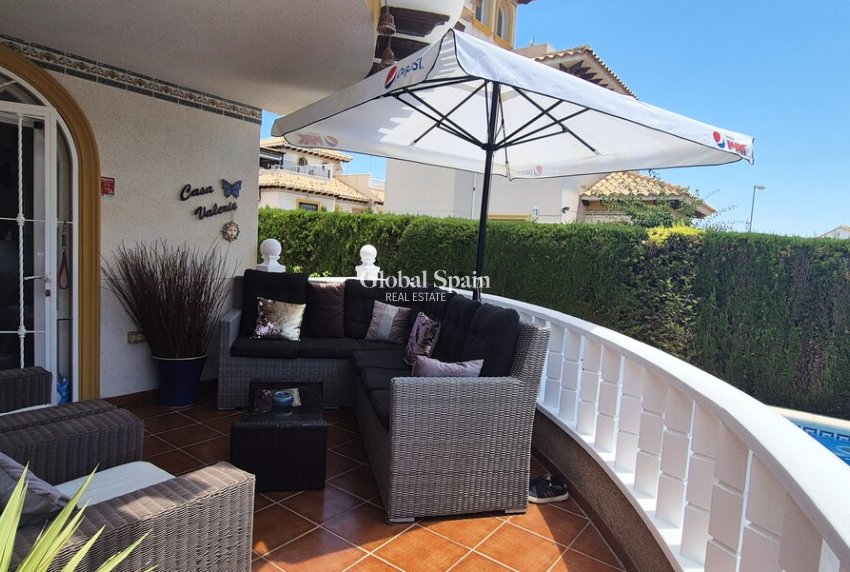 Resale - VILLA -
VILLAMARTÍN - Costa Blanca