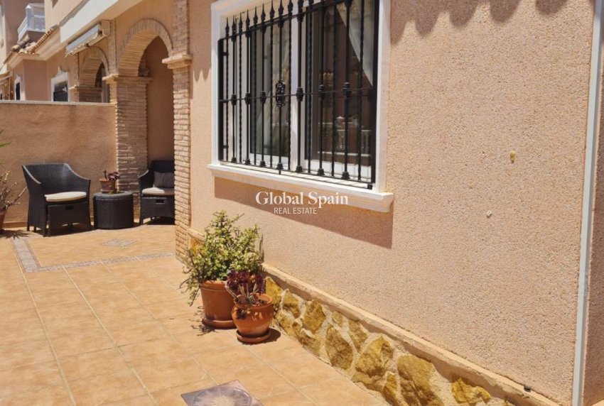 Resale - VILLA -
VILLAMARTÍN - Costa Blanca