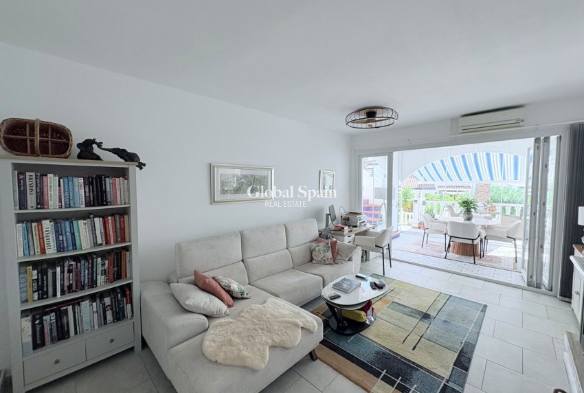Resale - VILLA -
VILLAMARTÍN - Costa Blanca