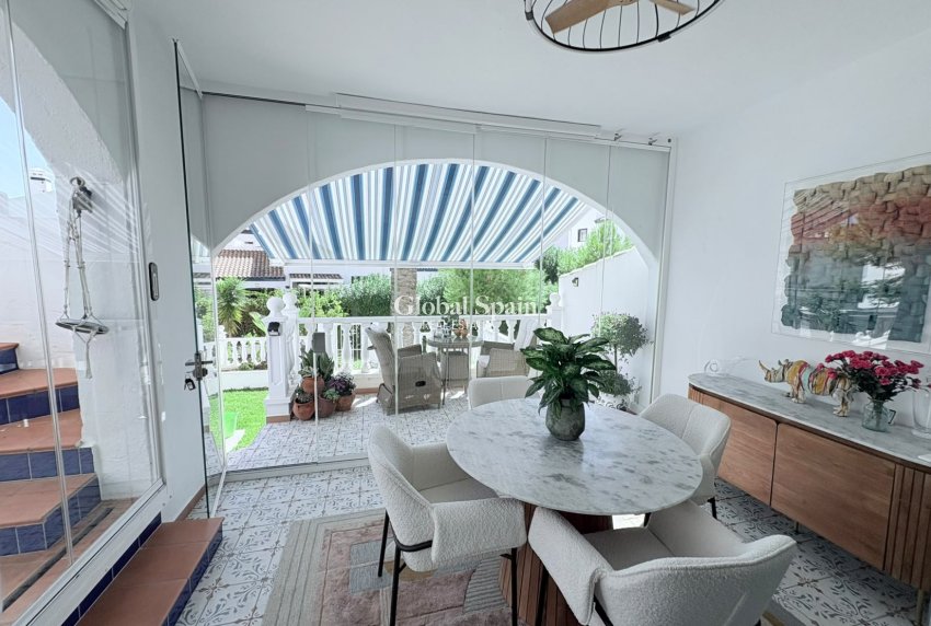 Resale - VILLA -
VILLAMARTÍN - Costa Blanca