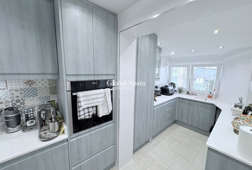 Resale - VILLA -
VILLAMARTÍN - Costa Blanca