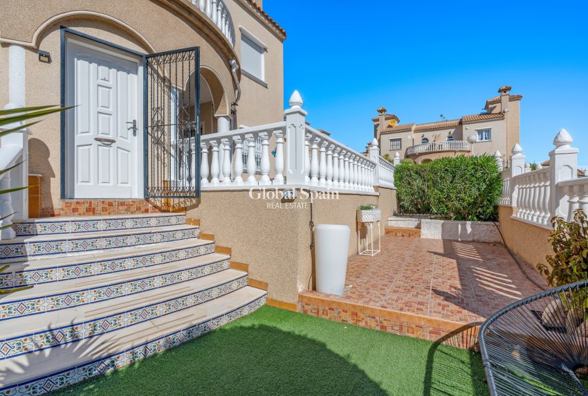 Resale - VILLA -
VILLAMARTÍN - Costa Blanca