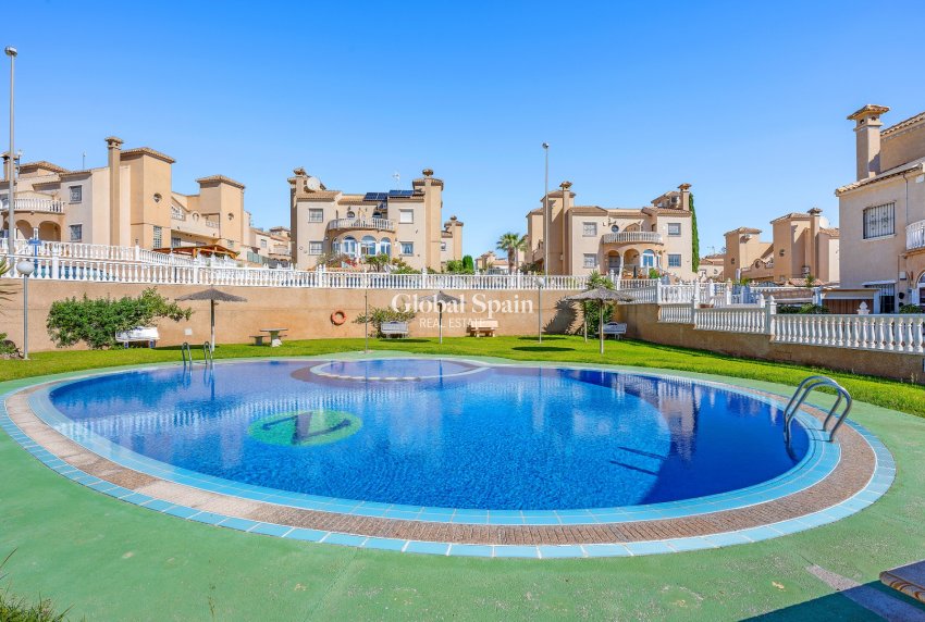 Resale - VILLA -
VILLAMARTÍN - Costa Blanca
