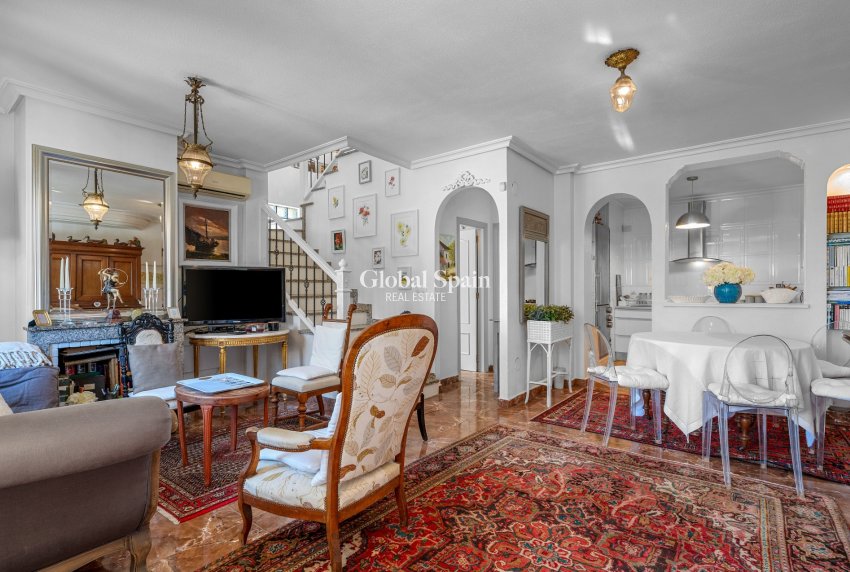 Resale - VILLA -
VILLAMARTÍN - Costa Blanca