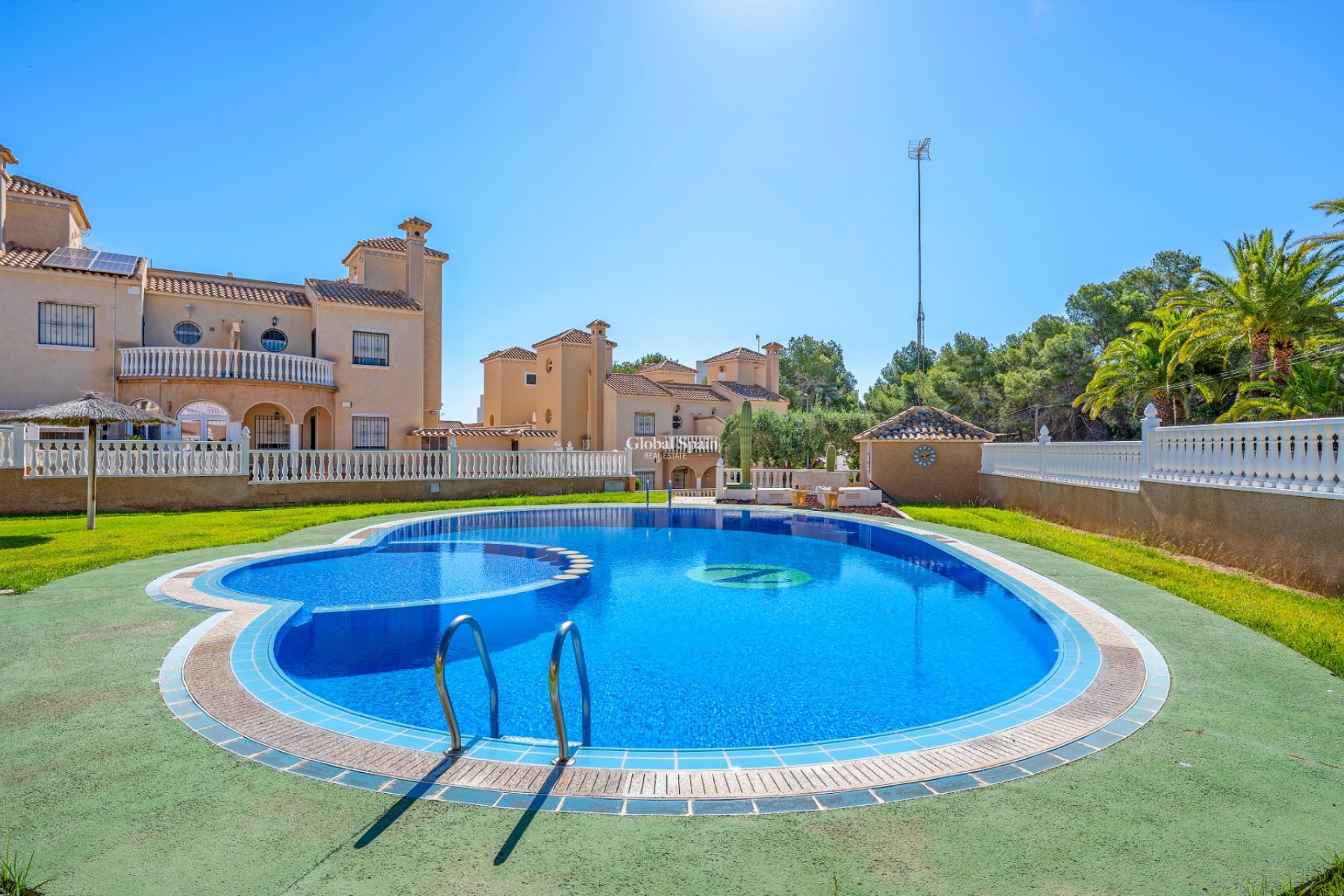 Resale - VILLA -
VILLAMARTÍN - Costa Blanca