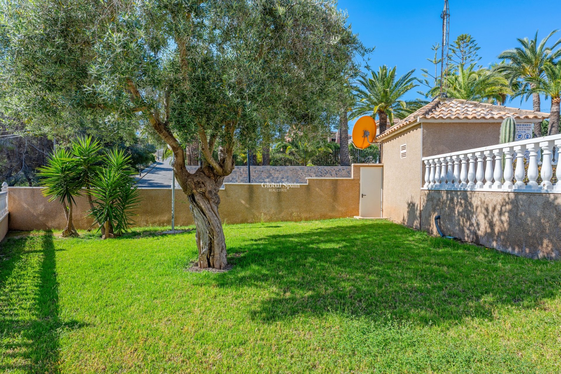 Resale - VILLA -
VILLAMARTÍN - Costa Blanca