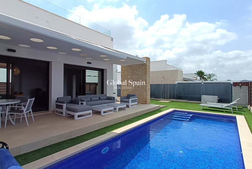 Resale - Villa -
VISTABELLA GOLF