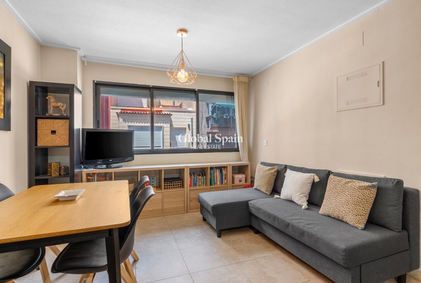Revente - APPARTEMENT -
ALICANTE - CAROLINAS