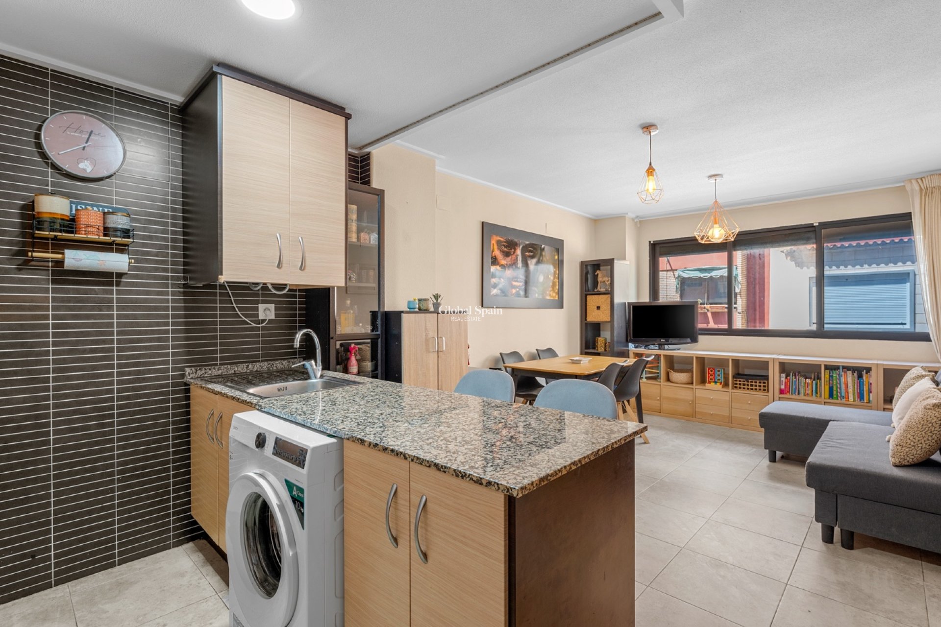 Revente - APPARTEMENT -
ALICANTE - CAROLINAS