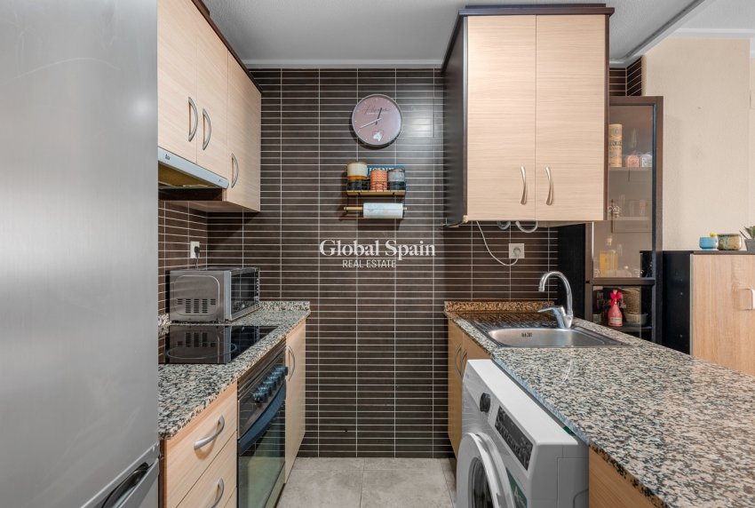 Revente - APPARTEMENT -
ALICANTE - CAROLINAS