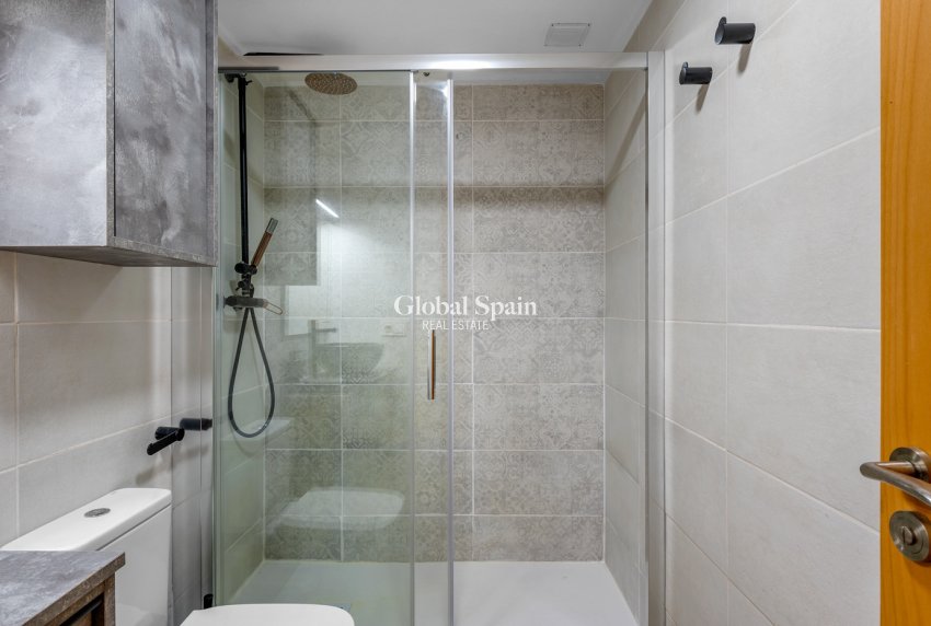 Revente - APPARTEMENT -
ALICANTE - CAROLINAS