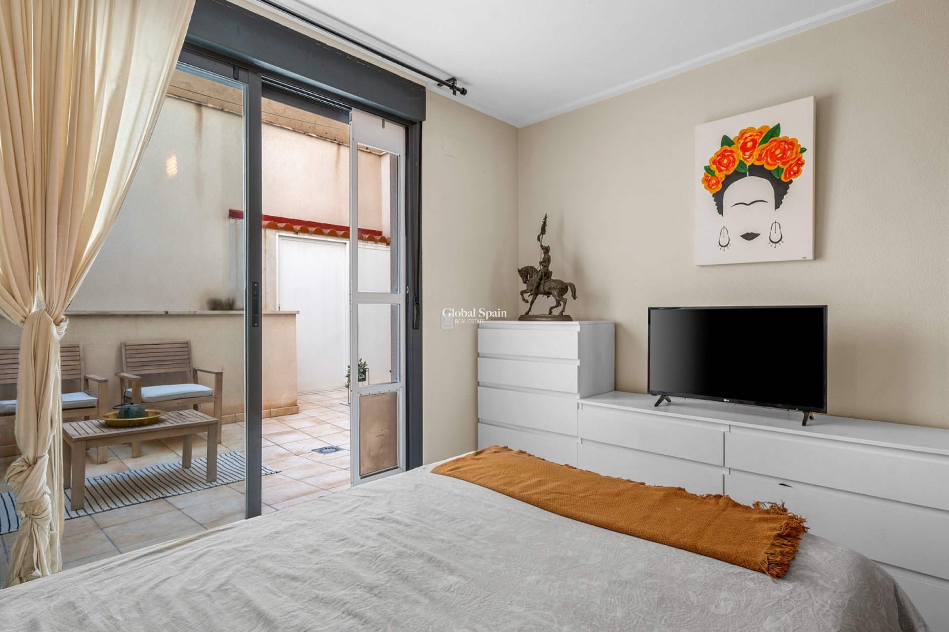 Revente - APPARTEMENT -
ALICANTE - CAROLINAS